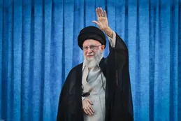 Bajo amenaza de ser derrocado, el ayatola Jamenei se protege en un búnker y pide ayuda a Putin