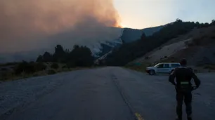 Las llamas del incendio en Bariloche alcanzaron la ruta 40 y mucha gente quedó varada