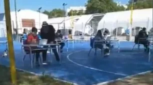 Mientras se discute por la clases presenciales, el Gobierno de la ciudad lanzó "tareas de revinculación"