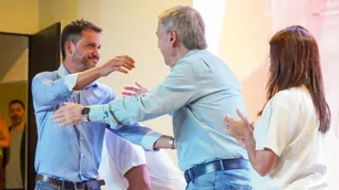 El intendente que abraza a Juan: Alta Gracia fue epicentro del lanzamiento de Provincias Unidas en Santa María