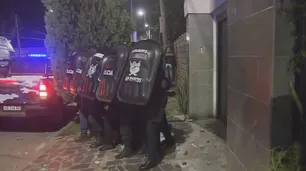 Caso Loan: la Policía trasladó a Laudelina Peña en medio de ataques con piedras y gases lacrimógenos
