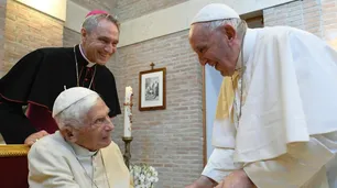 El papa Francisco pidió que recen por la salud de Benedicto XVI: "Está muy enfermo"