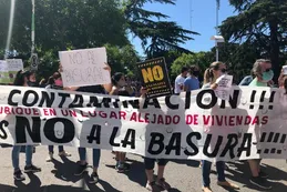 Vecinos se manifiestan contra una planta de transferencia de residuos en Moreno