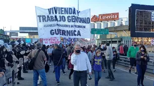 Familias desalojadas de Guernica realizan un corte total sobre el Puente Pueyrredón
