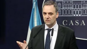 Los medios públicos quedan bajo la órbita de Manuel Adorni que reafirmó la decisión del Gobierno de cerrarlos