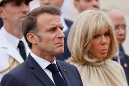 La presunta pelea de Macron y su esposa da la vuelta al mundo: ellos dicen que estaban "bromeando"