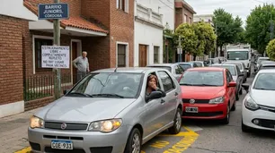 Vecinos de Juniors reclaman medidas urgentes a la Municipalidad por el impacto del estacionamiento medido