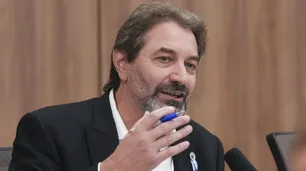 Pablo Carro, diputado nacional UxP: "El Presidente tiene la idea de llevarse todo puesto"