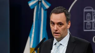 FOPEA cuestionó Manuel Adorni por la actitud que mantuvo durante una conferencia de prensa