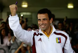 Ante las denuncias de fraude, Capriles pide a los votantes "que sean auditores"