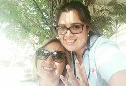 La tiraron del tren para robarle el celular y ahora lucha por su vida