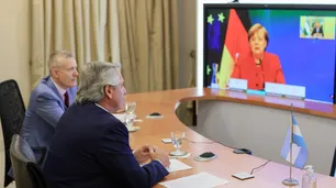 Buscan un visto bueno de Angela Merkel para postergar el pago con el Club de París