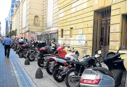 Las motos se apropian de las veredas porteñas