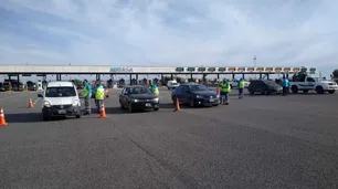 Cinco chilenos y un argentino quisieron sobornar a policías en un control vehicular con una bolsa repleta de joyas y quedaron detenidos