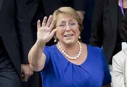De la mano de Allende, Bachelet asumió la presidencia en Chile