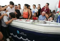 Brasil | Entierran a los niños que fueron quemados vivos en una guardería