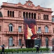 La Casa Rosada amaneció con una imagen gigante de Romeo y Julieta