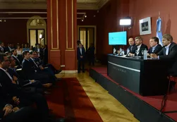 Quiénes son los ministros que piden "pensar en pesos" pero ahorran en dólares