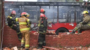 Berazategui: arrojaron bombas molotov en un playón de colectivos y desataron un incendio