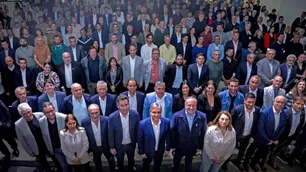 El gobernador Llaryora quiere a los intendentes contentos: anuncio de obras de gas y financiamiento para equipamiento