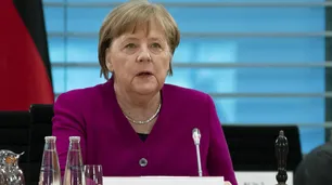 Merkel busca restricciones más estrictas para frenar la pandemia