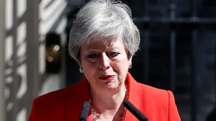 Con lágrimas en los ojos, May se rindió ante el acuerdo imposible para el Brexit