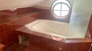 Insólito: Encontraron un jacuzzi en la oficina del exintendente de Anisacate en el cambio del gobierno municipal