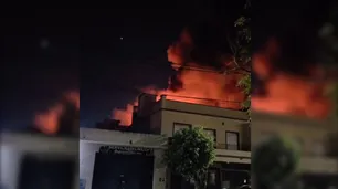 Se incendió una fábrica en San Justo y la gran cantidad de plástico complica la tarea de los bomberos