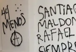Anarquistas pintaron "44 menos" en el Cabildo en alusión al ARA San Juan