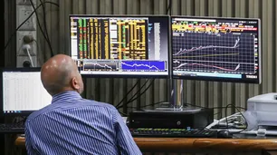Analistas esperan más días de tensión por el dólar y el riesgo país