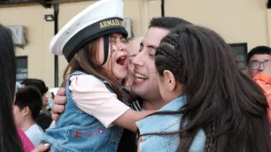 A pura emoción, la Fragata Libertad arribó después de una travesía por 45 puertos del continente americano