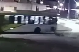 Pasajero iba dormido en el colectivo, el chofer dobló, salió despedido por la ventanilla y cayó al asfalto