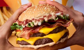 Comió hamburguesas gratis en McDonald's por un año gracias a ChatGPT