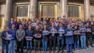 Axel Kicillof denunció "medidas ilegales" de Javier Milei y sus funcionarios reclamaron frente a la oficina de Caputo
