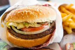 ¿Sigue siendo vegana una hamburguesa que toca la grasa de res?