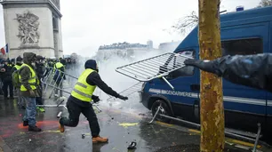 Manifestante francés advierte: "Quiero la cabeza de Macron"