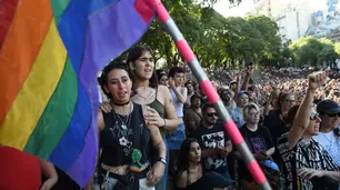 Masiva "Asamblea Antifascista LGBTQ+" repudió a Javier Milei en Parque Lezama: “Nunca más al closet”