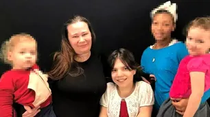 Final feliz: la enana acusada de "sociópata" encontró una nueva familia