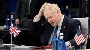 ¿Qué sigue tras la renuncia a medias de Boris Johnson?