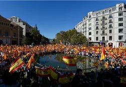 Acusan a un separatista catalán de escupir al canciller español en el Congreso