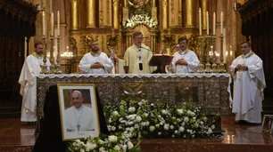 "Se nos fue el Papa de los pobres", dijo el arzobispo Jorge García Cuerva desde la misa en la Catedral Metropolitana