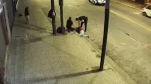 Un patrullero que se metió de contramano atropelló y mató a un joven que iba en una moto