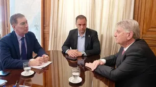 El gobernador de La Pampa rechazó la reforma laboral tras reunirse con Manuel Adorni y Diego Santilli