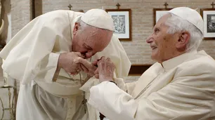 El papa Francisco conmovido por la muerte del "noble y bondadoso" Benedicto XVI