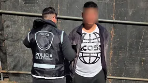 "No pueden cambiar de pasión": detuvieron a un prófugo por homicidio y a otro por abuso cuando fueron a ver a Barracas Central