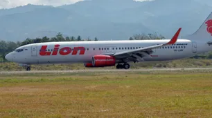 Tragedia en Indonesia tras caer al mar un avión con 190 personas a bordo