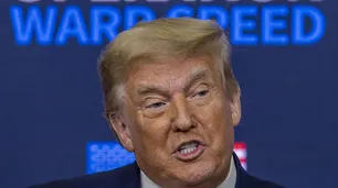 Seguidores de Donald Trump difunden un video con una increíble teoría sobre el covid