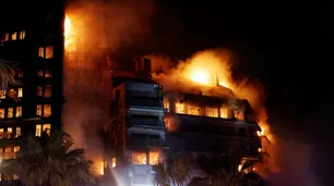 Tétrico incendio en Valencia: ardieron 2 edificios, dejando ya 4 muertos y 19 desaparecidos