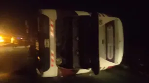Volcó un micro en Ruta 2 camino a Villa Gesell: hay 9 heridos y varios pasajeros quedaron atrapados