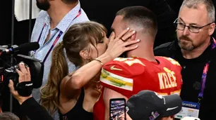 Taylor Swift y Travis Kelce anunciaron su compromiso: la historia de amor que comenzó con una pulsera